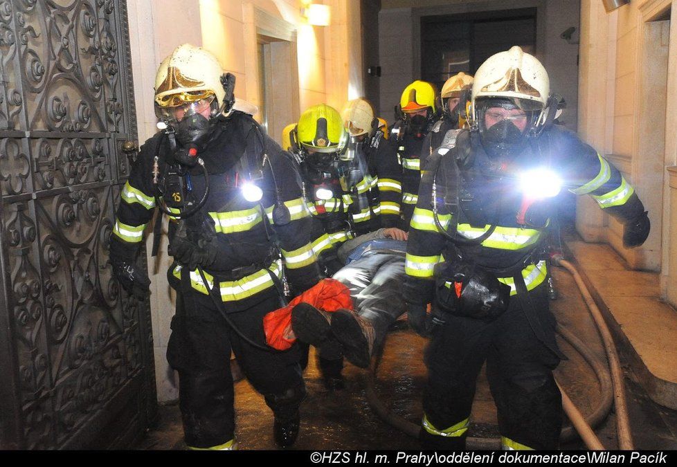 Dramatické fotografie pražských hasičů ze zásahu při požáru hotelu v centru metropole