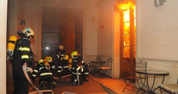 Dramatické fotografie pražských hasičů ze zásahu při požáru hotelu v centru metropole.