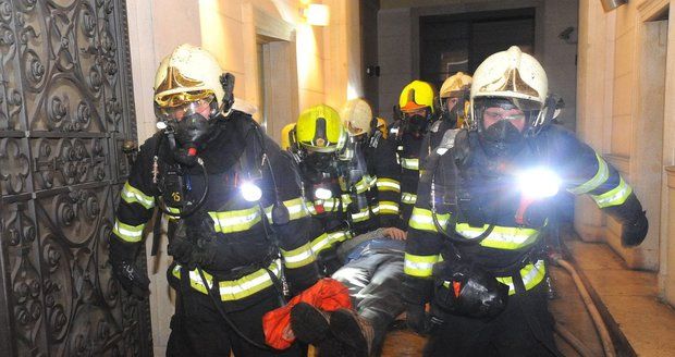 Hasiči po tragickém požáru hotelu v pražské Náplavní ulici nehodlají měnit předpisy, chyba byla v lidském faktoru.
