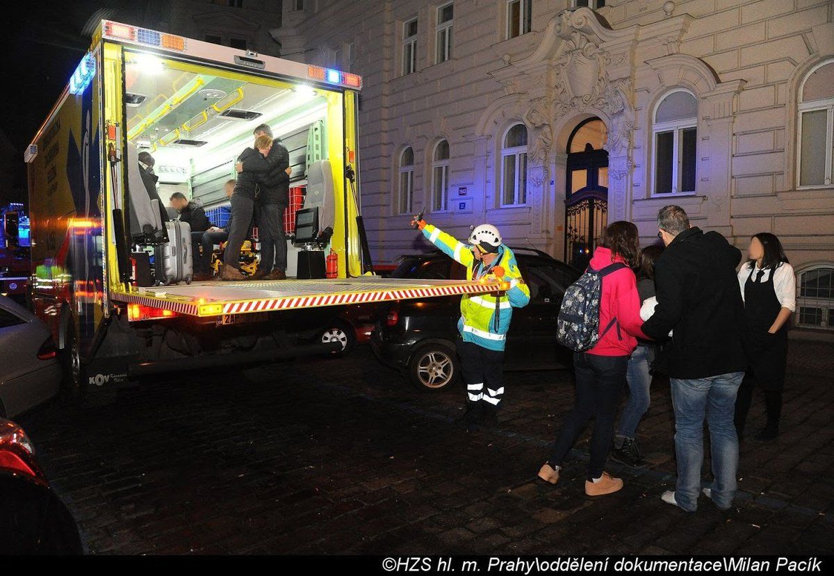 Dramatické fotografie pražských hasičů ze zásahu při požáru hotelu v centru metropole.