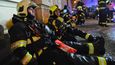 Dramatické fotografie pražských hasičů ze zásahu při požáru hotelu v centru metropole.