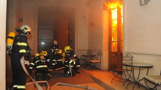 Požár hotelu v Praze nepřežili čtyři lidé, mezi zraněnými je i několik cizinců