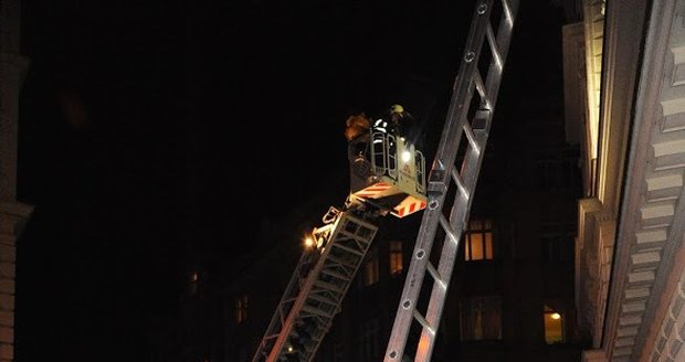 Dramatické fotografie pražských hasičů ze zásahu při požáru hotelu v centru metropole