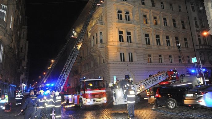 Dramatické fotografie pražských hasičů ze zásahu při požáru hotelu v centru metropole.