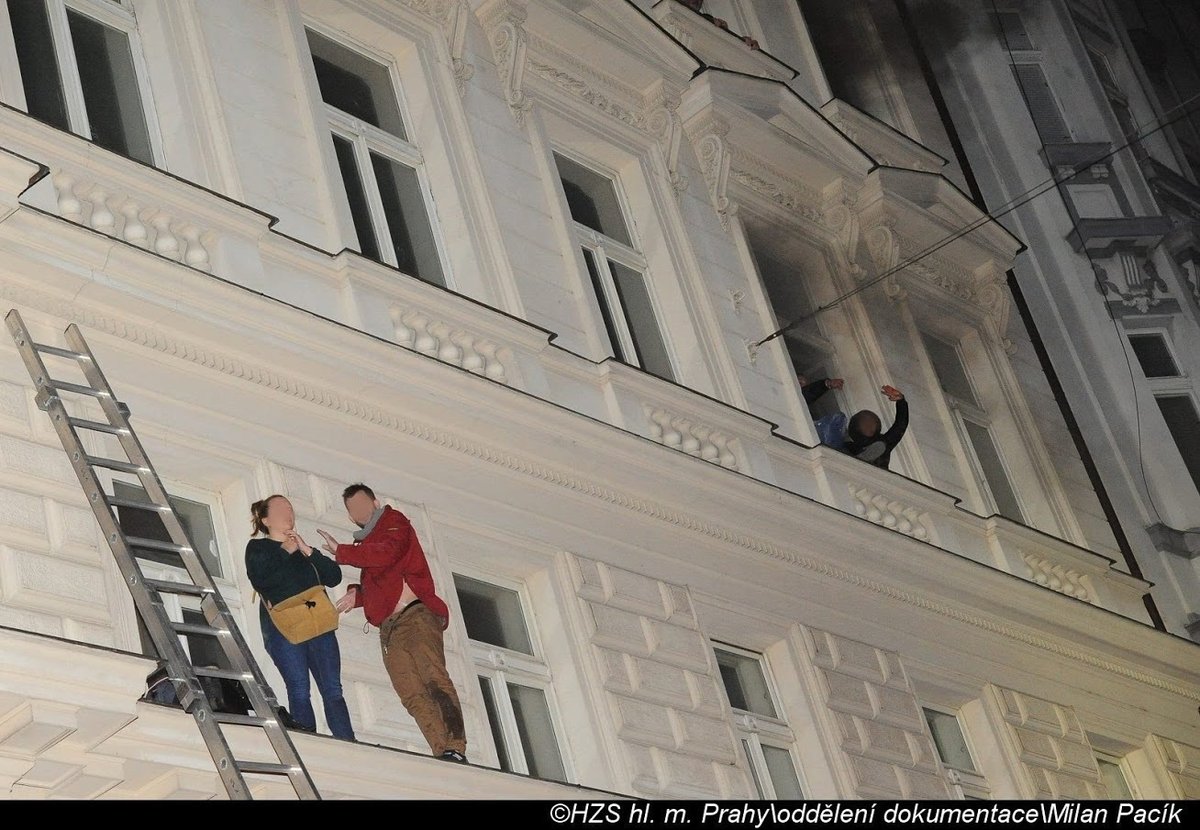 Dramatické fotografie pražských hasičů ze zásahu při požáru hotelu v centru metropole.