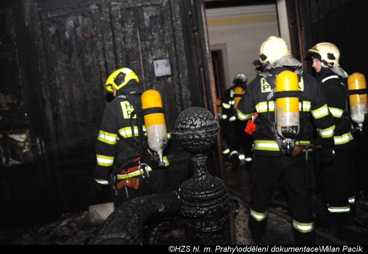 Dramatické fotografie pražských hasičů ze zásahu při požáru hotelu v centru metropole.