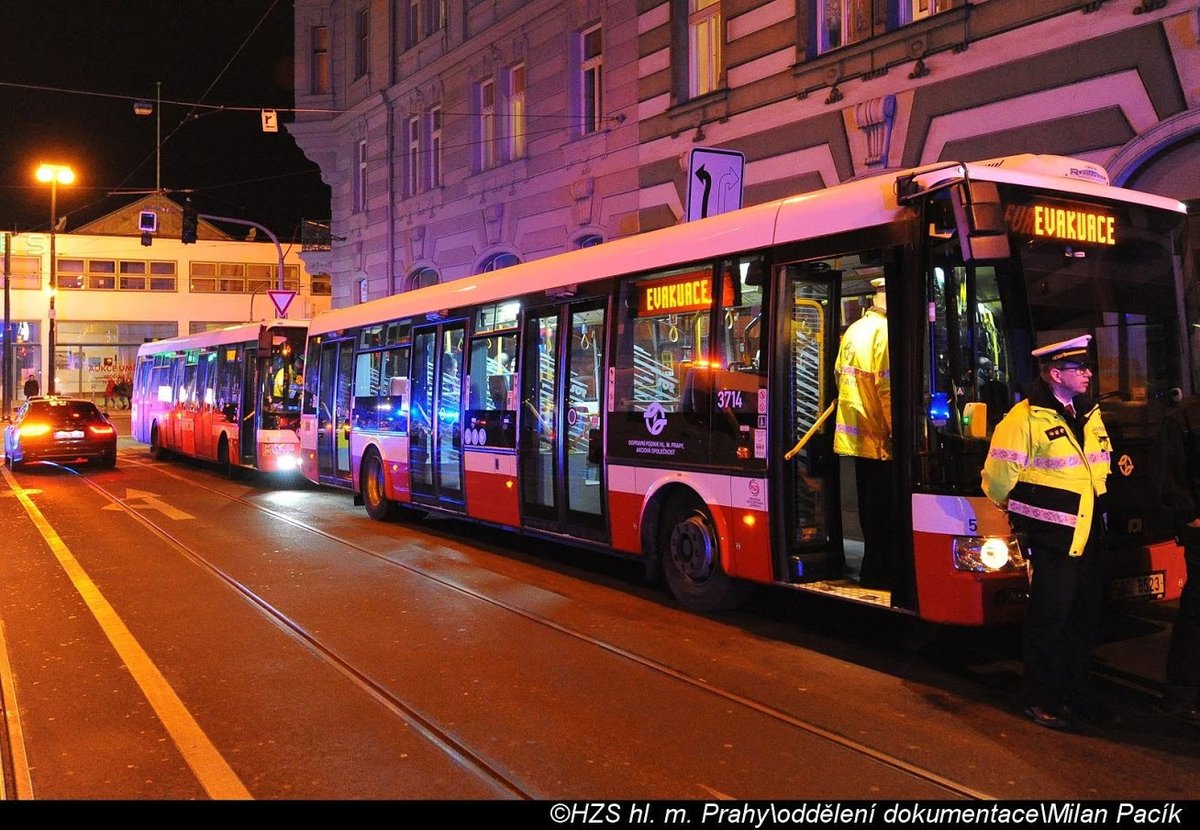 Dramatické fotografie pražských hasičů ze zásahu při požáru hotelu v centru metropole.