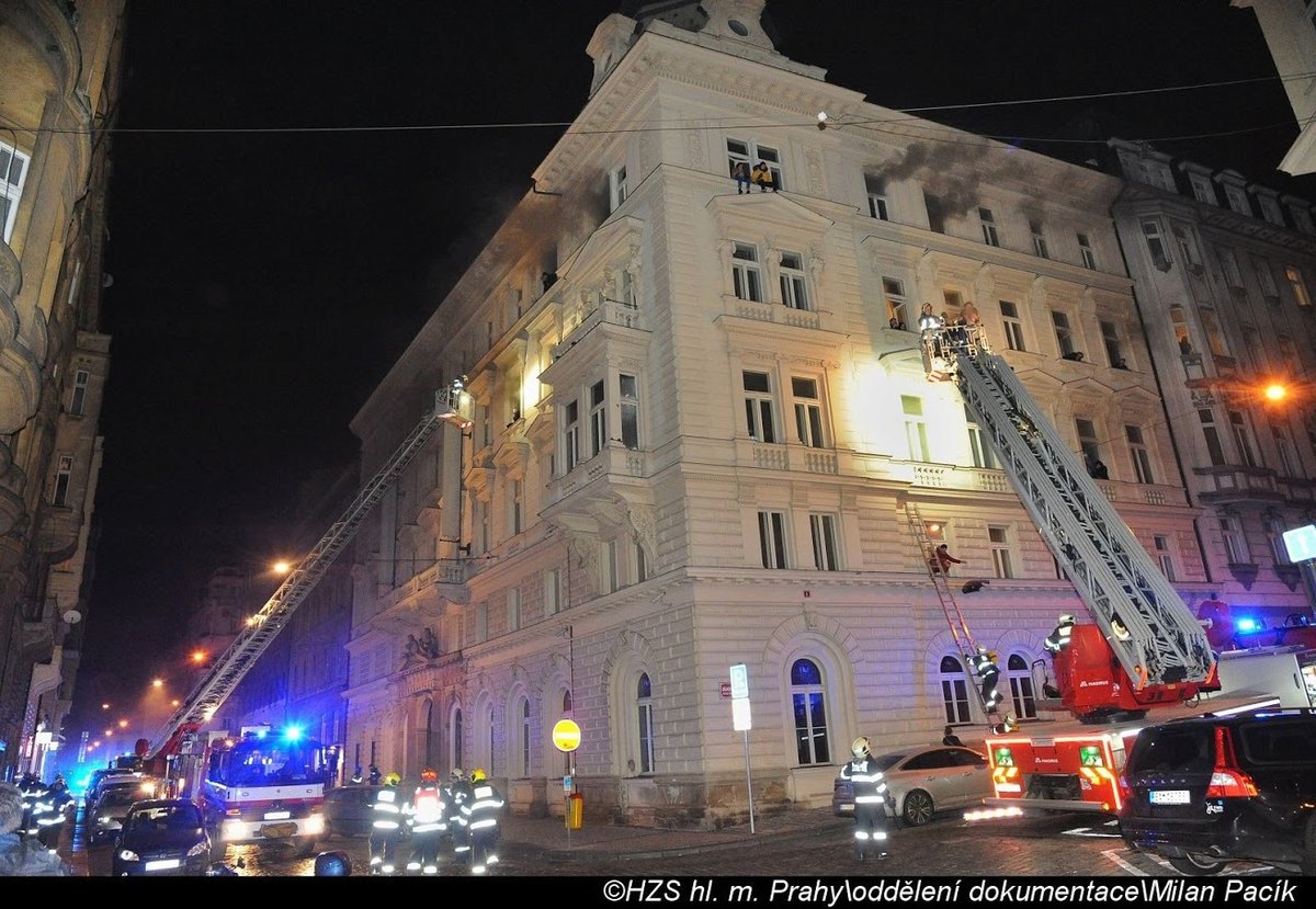 Dramatické fotografie pražských hasičů ze zásahu při požáru hotelu v centru metropole.