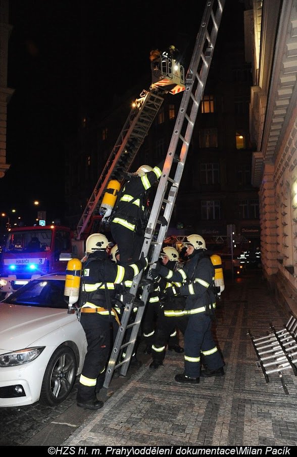 Dramatické fotografie pražských hasičů ze zásahu při požáru hotelu v centru metropole.