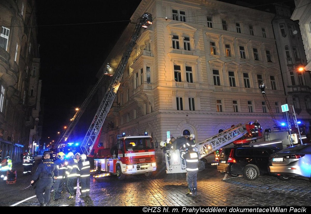 Dramatické fotografie pražských hasičů ze zásahu při požáru hotelu v centru metropole.