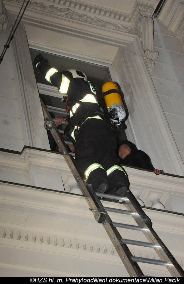 Dramatické fotografie pražských hasičů ze zásahu při požáru hotelu v centru metropole.
