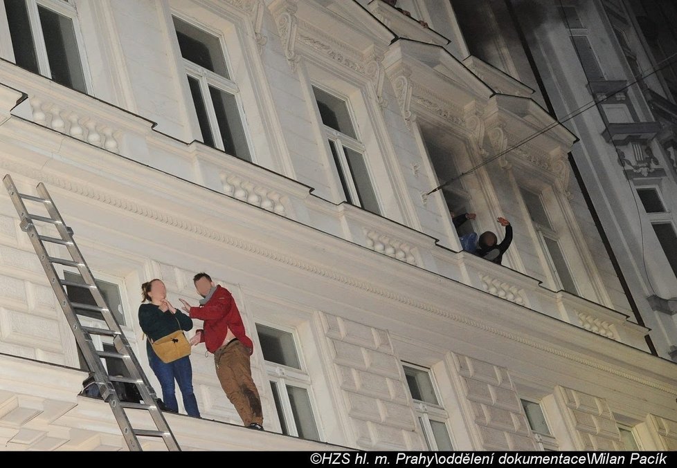 Dramatické fotografie pražských hasičů ze zásahu při požáru hotelu v centru metropole