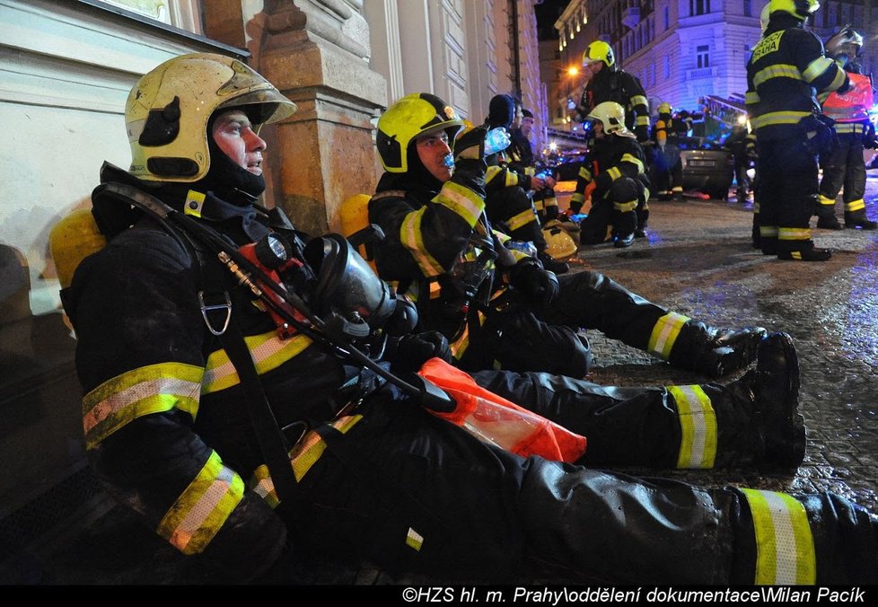 Dramatické fotografie pražských hasičů ze zásahu při požáru hotelu v centru metropole.