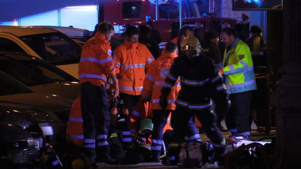 Požár hotelu na pražském Novém Městě.  Záchranná služba aktivovala traumaplán a poslala vůz Atego pro větší počet raněných.