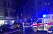 Požár hotelu na pražském Novém Městě.  Záchranná služba aktivovala traumaplán a poslala vůz Atego pro větší počet raněných.