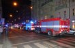 Hasiči bojují s požárem hotelu v centru Prahy