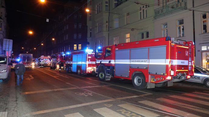 Hasiči bojují s požárem hotelu v centru Prahy