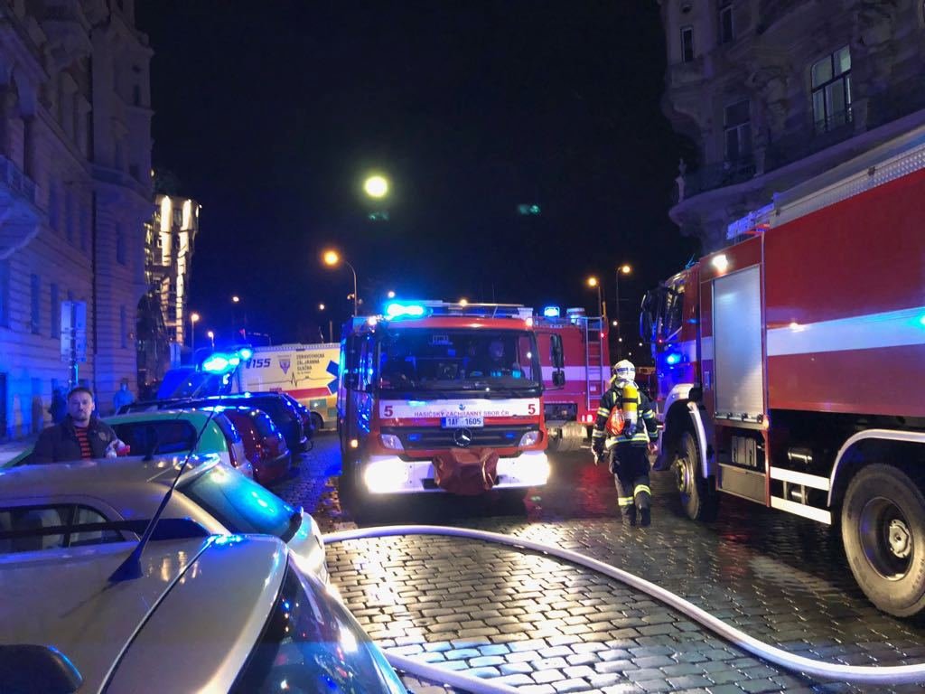 Požár hotelu na pražském Novém Městě.  Záchranná služba aktivovala traumaplán a poslala vůz Atego pro větší počet raněných.