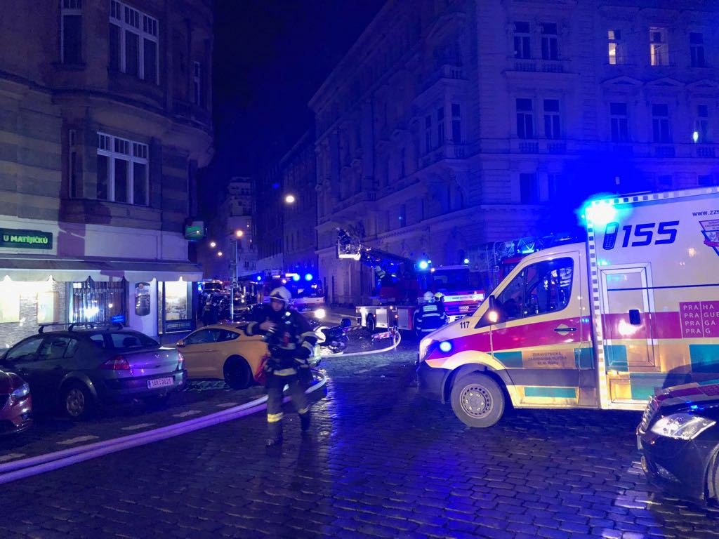 Požár hotelu na pražském Novém Městě.  Záchranná služba aktivovala traumaplán a poslala vůz Atego pro větší počet raněných.