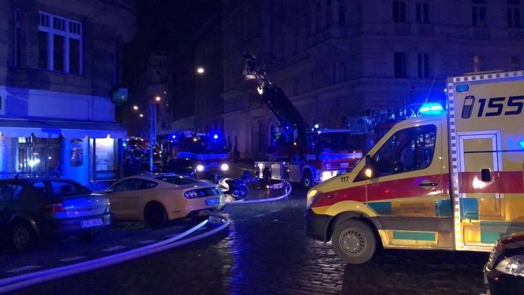 Požár hotelu na pražském Novém Městě.  Záchranná služba aktivovala traumaplán a poslala vůz Atego pro větší počet raněných.