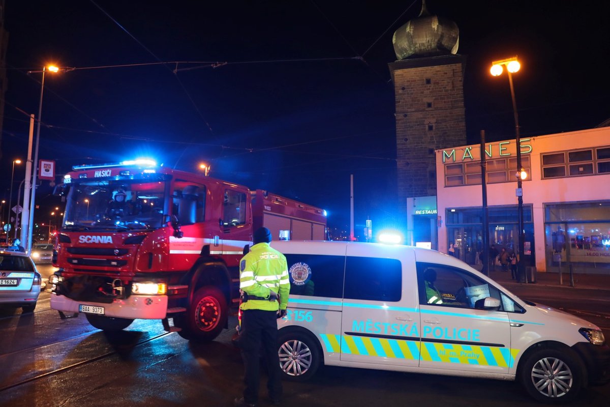 Hasiči bojují s požárem hotelu v centru Prahy