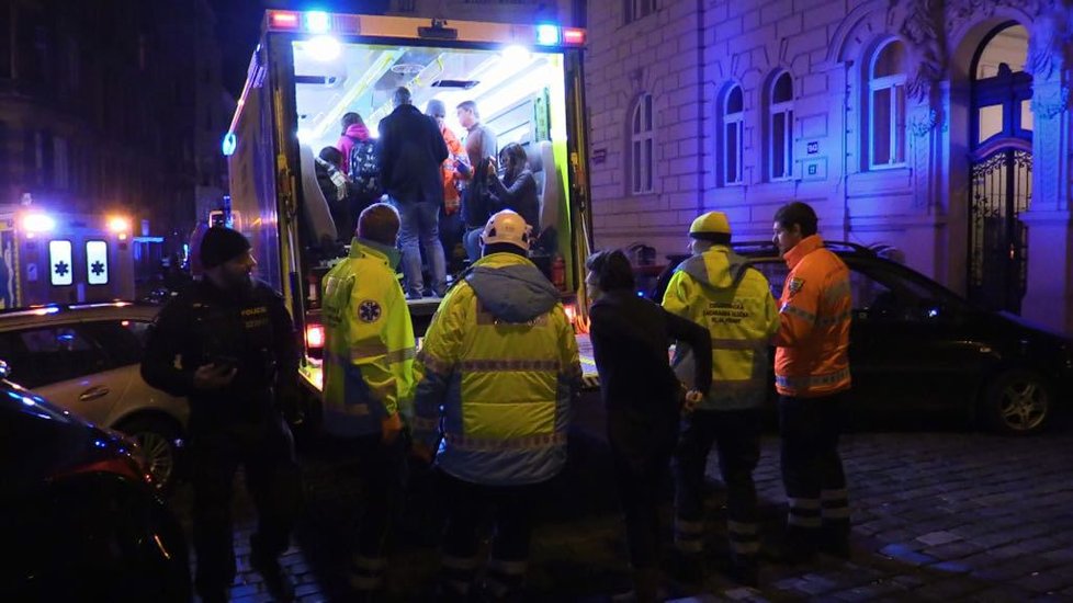 Požár hotelu na pražském Novém Městě. Záchranná služba aktivovala traumaplán a poslala vůz Atego pro větší počet raněných.