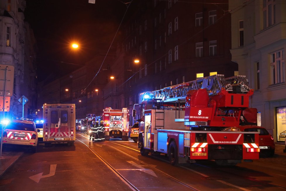 Požár hotelu na pražském Novém Městě. Záchranná služba aktivovala traumaplán a poslala vůz Atego pro větší počet raněných.