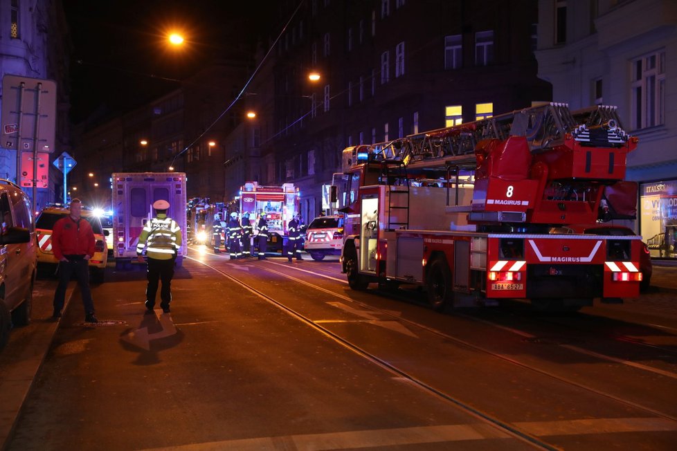 Požár hotelu na pražském Novém Městě. Záchranná služba aktivovala traumaplán a poslala vůz Atego pro větší počet raněných.