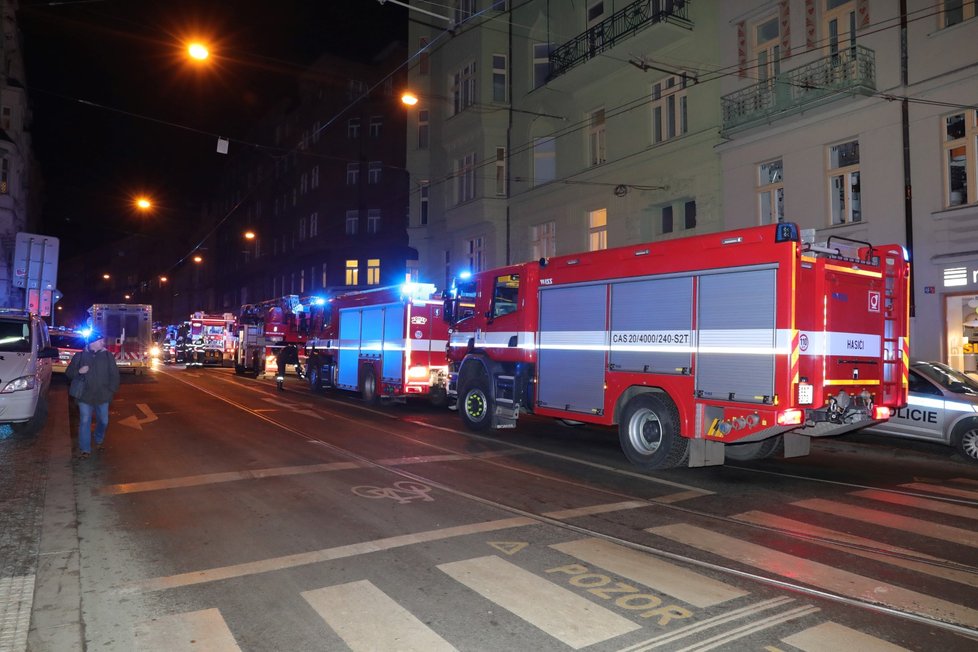 Hasiči bojují s požárem hotelu v centru Prahy