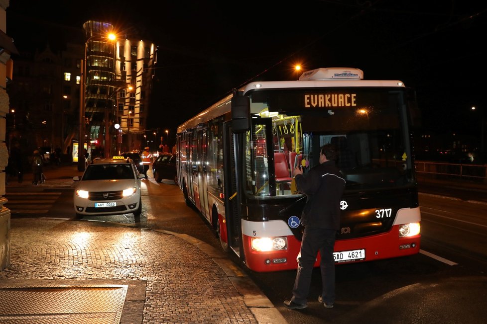 Hasiči bojují s požárem hotelu v centru Prahy.