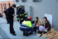 Evakuace hotelu na Žižkově: Hasiči zachránili 13 osob, 8 lidí se nadýchalo kouře