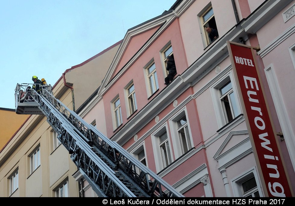 Požár v prvním patře vyhnal hosty z hotelu. Škoda se vyšplhá k půl milionu korun