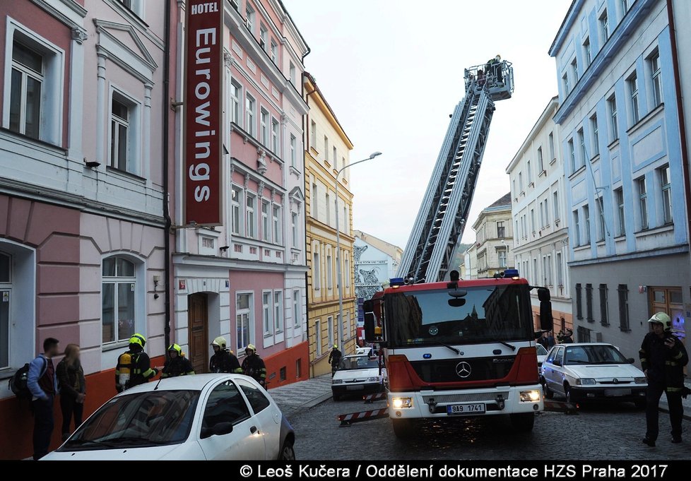Požár v prvním patře vyhnal hosty z hotelu. Škoda se vyšplhá k půl milionu korun