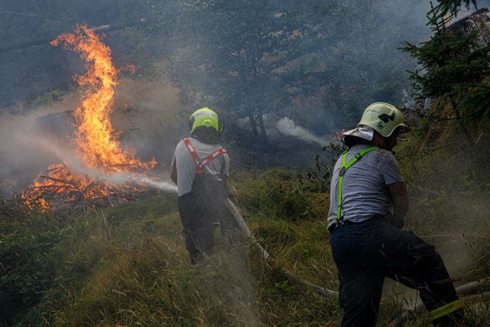 Hasiči likvidují požár v Národním parku České Švýcarsko 26. července 2022