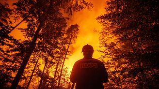Noční déšť byl v Hřensku slabý, lesní požár pokračuje. Zasáhl již území o rozloze 1060 hektarů