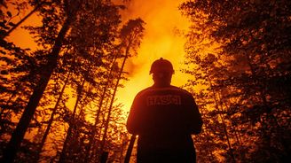 Boj s ohněm v Hřensku pokračuje. Podívejte se na fotografie dramatického zásahu 