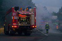 V Čelákovicích hořela hala s technologiemi. Škoda až deset milionů, dva hasiči se zranili