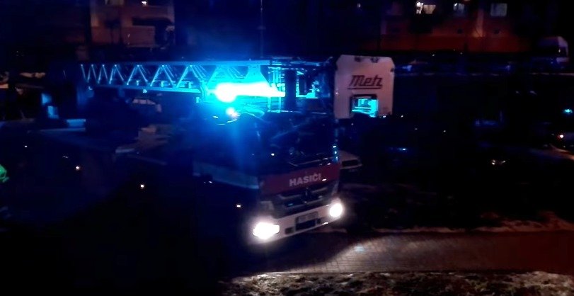 V Jirkově zasahovali hasiči kvůli požáru panelového domu.