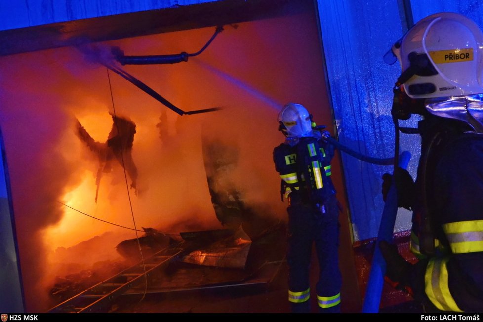 Rozsáhlý požár průmyslových hal v Kopřivnici