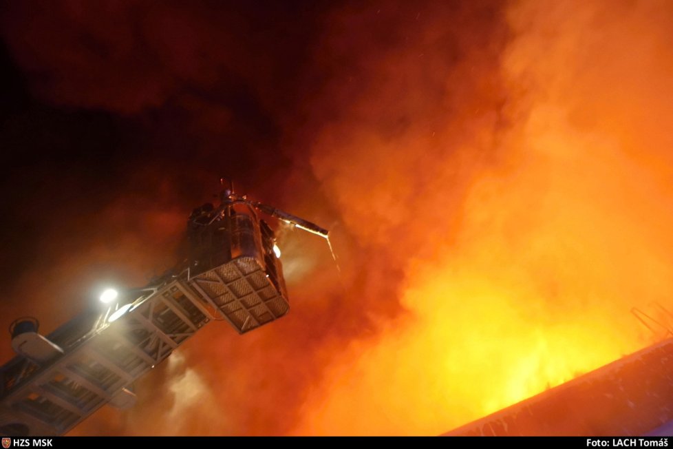 Rozsáhlý požár průmyslových hal v Kopřivnici