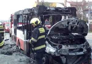 V Kyjích shořel autobus MHD.