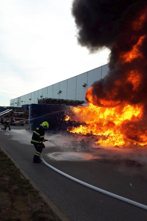 Požár průmyslové haly v Bezděčíně u Mladé Boleslavi. Jeden hasič se při něm poranil