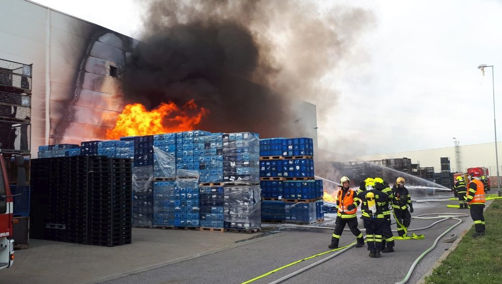 Požár průmyslové haly v Bezděčíně u Mladé Boleslavi. Jeden hasič se při něm poranil