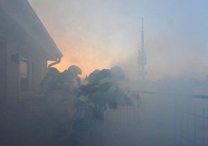 Požár terasy obytného domu na Žižkově.