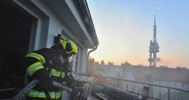 Požár terasy obytného domu na Žižkově.