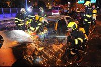 O půlnoci na Žižkově hořela auta: Jedno z nich plameny kompletně zničily