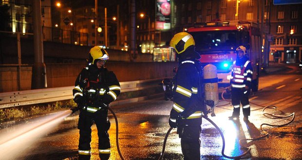 Hasiči v noci likvidovali požár dvou aut na Žižkově.