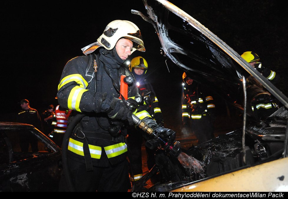 Hasiči v noci likvidovali požár dvou aut na Žižkově.