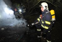 Noční požár lesní školky v Dolních Chabrech. Dětem shořely dvě jurty na hraní