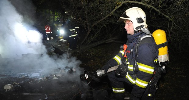 Noční požár lesní školky v Dolních Chabrech. Dětem shořely dvě jurty na hraní